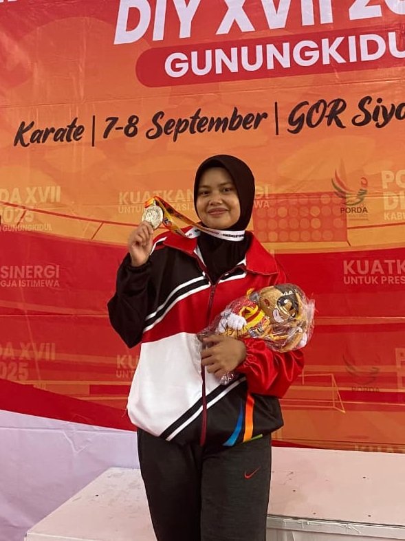 Juara II se-DIY, Mahasiswi FEBI UIN Surakarta Ini Bikin Bangga Ibunya