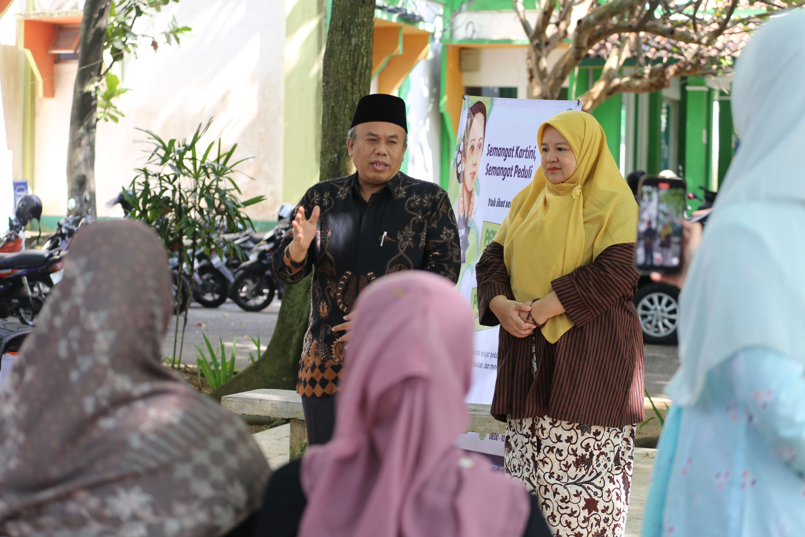 Wujudkan dengan Penimbangan Sampah Organik, Sejumlah DWP UIN Surakarta Peringati Hari RA Kartini